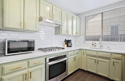 Fresno Casa | Sophisticated River Bluff Retreat - PRO CLEAN
