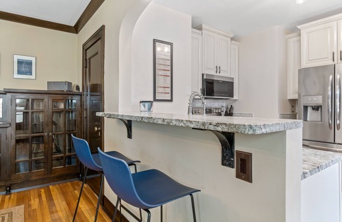 Lynnhurst Casa | Sophisticated Upstairs Flat in Tudor-Style Duplex