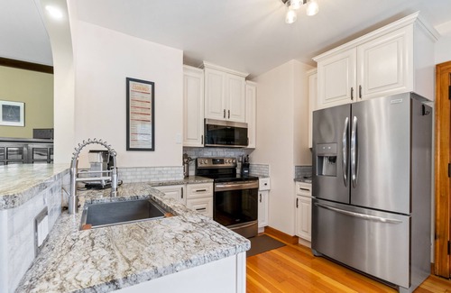 Lynnhurst Casa | Sophisticated Upstairs Flat in Tudor-Style Duplex