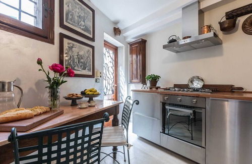 Dorsoduro Chalet De Esquí | Sophisticated Venetian House with Private Courtyard