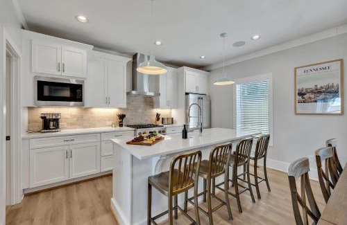 Berry Hill Casa | Soprano - Private Rooftop - 8 mins to Broadway