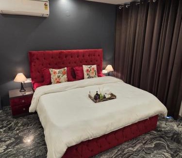 Chhatarpur Apartamento | SOQU - South of Qutub 3BHK Luxury Apartments