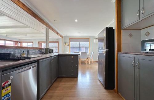 Sorell Casa | Sorell Sunlight Escape - 10 minutes from Airport
