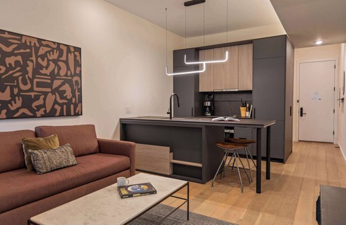 Logan Square Apartamento | Sosuite | 1BR Apt w Roof Deck, Gym, Laundry