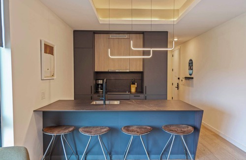 Logan Square Apartamento | Sosuite | 1BR Apt w Roof Deck, Gym, Laundry