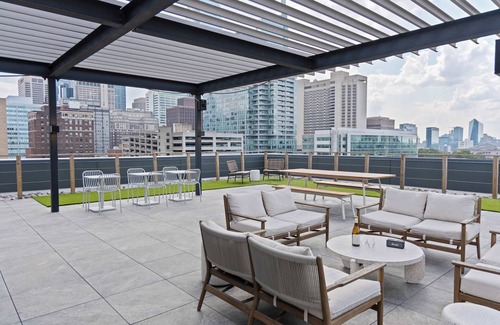 Logan Square Apartamento | Sosuite | 1BR Apt w Roof Deck, Gym, Laundry