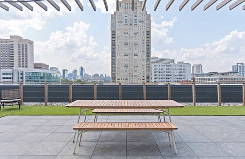 Logan Square Apartamento | Sosuite | 1BR Apt w Roof Deck, Gym, Laundry