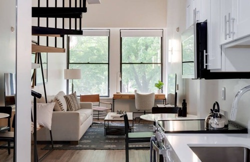 Center City East Apartamento | Sosuite 1BR Loft w Park View, W/d, Gym, Lounge