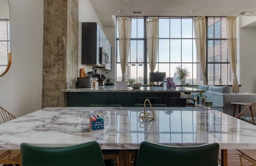 West Poplar Apartamento | Sosuite 1BR Penthouse w W D Gym On-site Bar