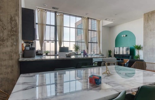 West Poplar Apartamento | Sosuite 1BR Penthouse w W D Gym On-site Bar