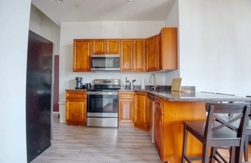 West Poplar Apartamento | Sosuite | 2BR Apt w W/D, Gym, On-Site Restaurant