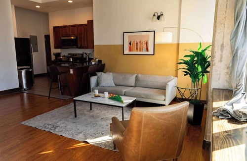 West Poplar Apartamento | Sosuite | 2BR Apt w W/D, Gym, On-Site Restaurant