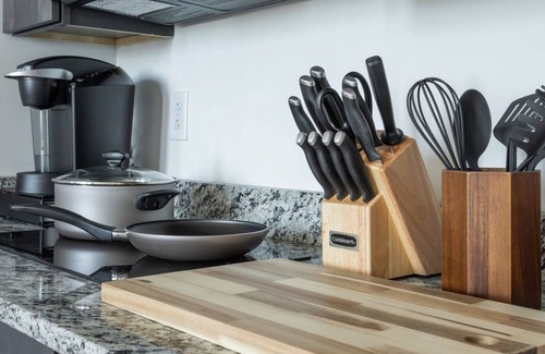 West Poplar Apartamento | Sosuite 2BR Apt w W/d, Gym, On-site Restaurant