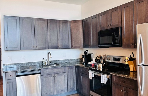 West Poplar Apartamento | Sosuite 2BR Apt w W/d, Gym, On-site Restaurant
