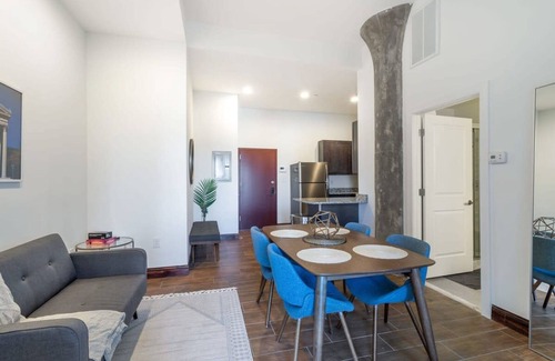 West Poplar Apartamento | Sosuite 2BR Penthouse w W D Gym On-site Bar