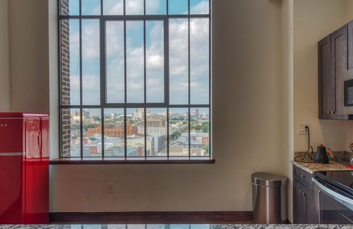 West Poplar Apartamento | Sosuite 2BR Penthouse w W D Gym On-site Bar
