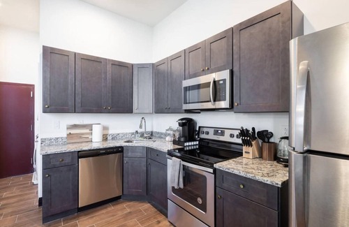 West Poplar Apartamento | Sosuite 2BR Penthouse w W D Gym On-site Bar