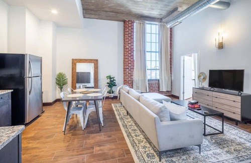 West Poplar Apartamento | Sosuite 2BR Penthouse w W D Gym On-site Bar