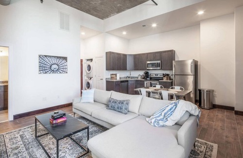 West Poplar Apartamento | Sosuite 2BR Penthouse w W D Gym On-site Bar