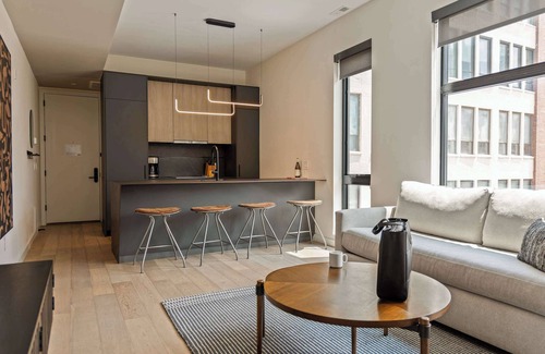 Logan Square Apartamento | Sosuite | Corner 1BR Apt w Roof Deck, Gym, Laundry
