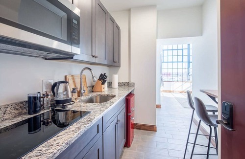 West Poplar Apartamento | Sosuite Studio Penthouse w Gym On-site Bar