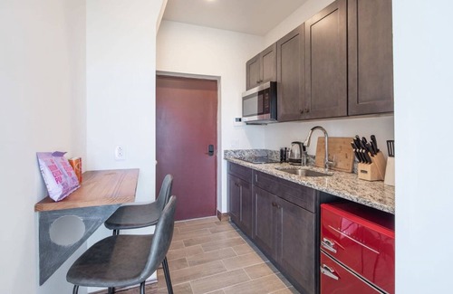 West Poplar Apartamento | Sosuite Studio Penthouse w Gym On-site Bar