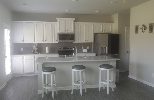 Newnan Casa | Sought after Ashley Park. Walking Trails. Golfing. Shop. Dine. Play and Relax