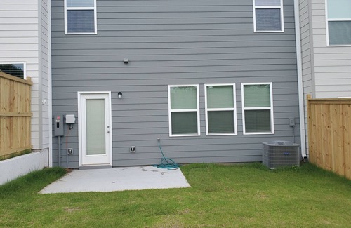 Newnan Casa | Sought after Ashley Park. Walking Trails. Golfing. Shop. Dine. Play and Relax