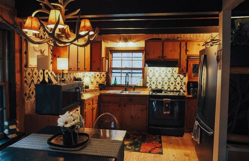 Otto Casa | Sound of Rushing RAPIDS/ Private wooded location/Hiking Trail/Hot Tub