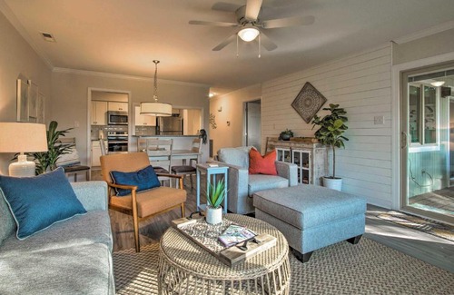 Caswell Beach Apartamento | Sound of the Sea Oak Island Condo with Pools!