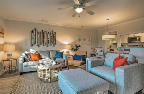 Caswell Beach Apartamento | Sound of the Sea Oak Island Condo with Pools!