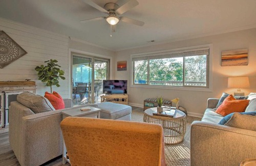 Caswell Beach Apartamento | Sound of the Sea Oak Island Condo with Pools!