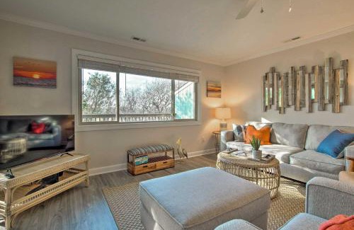 Caswell Beach Apartamento | Sound of the Sea Oak Island Condo with Pools!