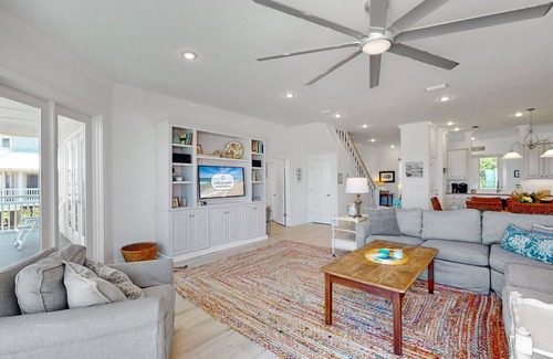 Plantation Casa | Sounds of Summer: Gorgeous Beachfront 5 Bedroom Home- Sleeps 16, Pet Friendly!