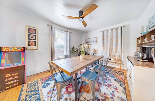 Akron Casa | South Akron 3 bedroom 1 bath home w king bed and Smart TVs