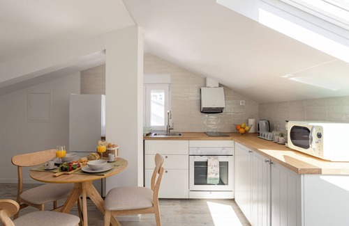 Seixal Apartamento | South Bank Escape: 1BR + Coal-Fired Hot Tub