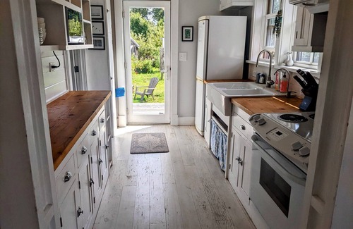 Point Roberts Casa | South Beach Cottage - steps from the beach!
