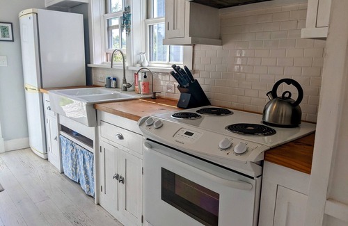 Point Roberts Casa | South Beach Cottage - steps from the beach!