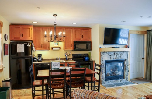 Rangeley Condominio | South Branch Condo 15-2 - Saddleback Mountain Ski in Ski out condo