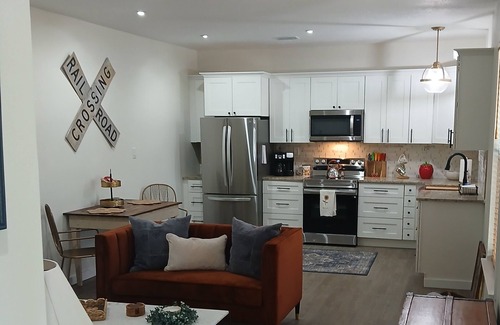 Masaryktown Cabaña | South Brooksville, New Cozy Cottage, Convenient. 30 minutes from Tampa