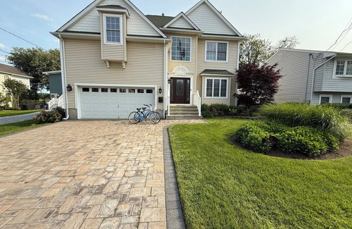 Spring Lake Heights Casa | South End 4BR, 5 pool beach badges, bikes. Shady private yard. sleeps 10