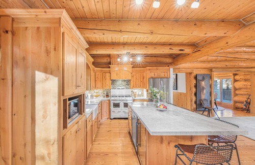 Swan Valley Cabina | South Fork Retreat. Private Luxury 6-bedroom cabin w/AC and Private pond.