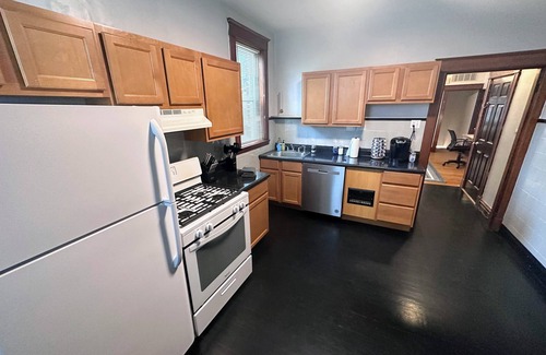 St. Louis Apartamento | South Hampton Apartment w/Balcony by StayLage