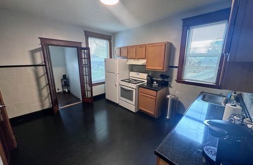 St. Louis Apartamento | South Hampton Apartment w/Balcony by StayLage