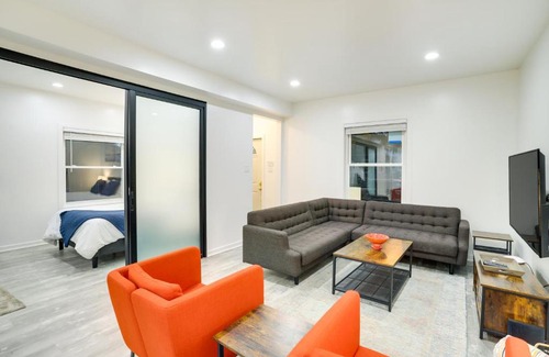 South Haven Casa | South Haven Oasis - Private Hot Tub, Pool and Grill!