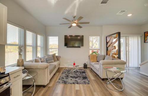 South Houston Casa | South Houston Townhome with Patio and Gas Grill!