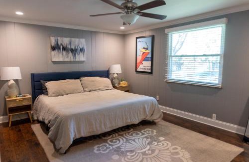 Knoxville Casa | South Knox Spot Grill Outdoor Pool Lounge