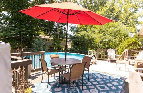 Knoxville Casa | South Knox Spot Grill Outdoor Pool Lounge