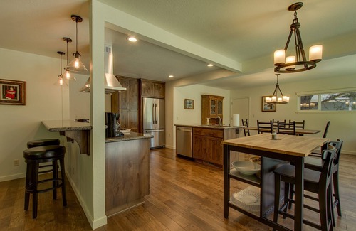 Rancho Bijou Casa | South Lake Tahoe Casa - Cubierta y Vista, Grill, a pie de playa, 1 mi. Celestial