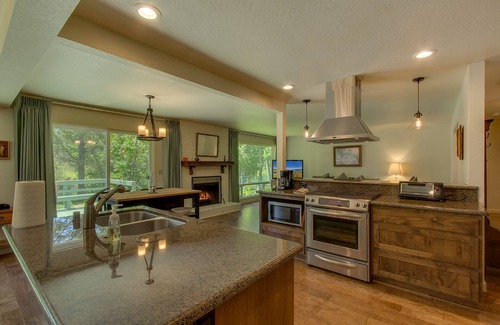 Rancho Bijou Casa | South Lake Tahoe Casa - Cubierta y Vista, Grill, a pie de playa, 1 mi. Celestial